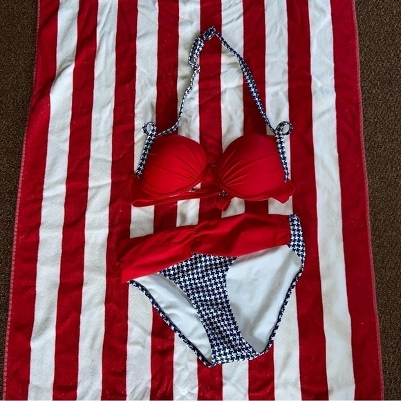 THE perfect two-piece suit for your summer, holiday barbecues, and pool days. - Picture 1 of 3